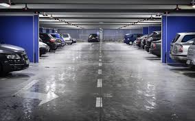 Parking souterrain rempli de véhicules